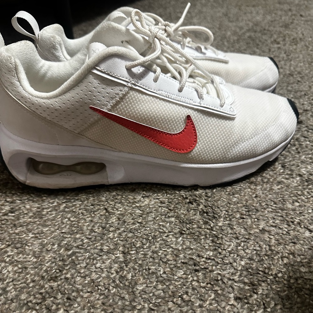 Nike women’s air max.